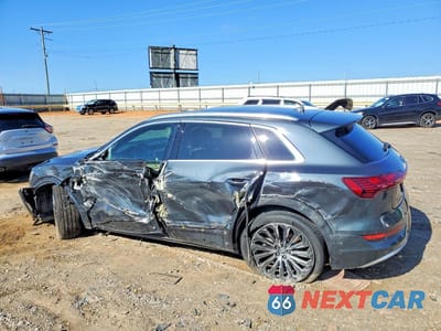 Drugie zdjęcie samochodu z przodu: 2019 AUDI E-TRON PRESTIGE VIN:WA1VAAGE7KB024775 - miniatura