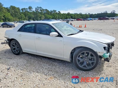 Czwarte zdjęcie samochodu z boku: 2023 CHRYSLER 300 S VIN:2C3CCABG9PH599771 - miniatura