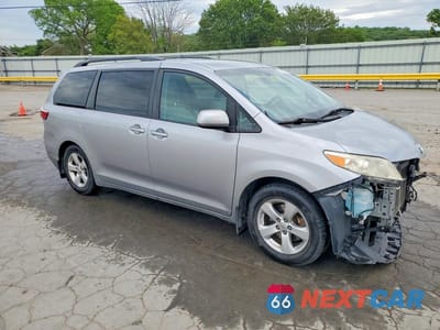 Czwarte zdjęcie samochodu z boku: 2017 TOYOTA SIENNA LE VIN:5TDKZ3DC0HS890335 - miniatura
