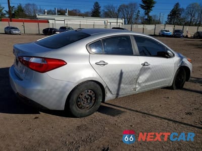 Trzecie zdjęcie samochodu z tyłu: 2015 KIA FORTE LX VIN:KNAFK4A60F5426102 - miniatura