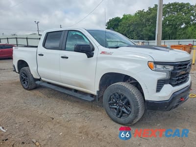 Czwarte zdjęcie samochodu z boku: 2024 CHEVROLET SILVERADO K1500 LT TRAIL BOSS VIN:3GCUDFED2RG343521 - miniatura