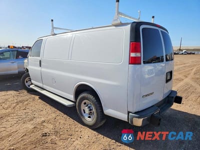 Trzecie zdjęcie samochodu z tyłu: 2018 CHEVROLET EXPRESS G2500 DELIVERY VAN VIN:1GCWGAFG1J1908825 - miniatura