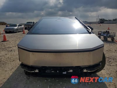 Piąte zdjęcie samochodu w środku: 2024 TESLA CYBERTRUCK VIN:7G2CEHED3RA010782 - miniatura