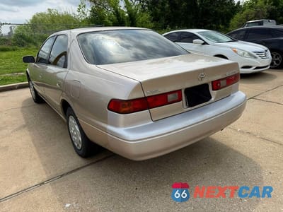 Trzecie zdjęcie samochodu z tyłu: 1999 TOYOTA CAMRY LE VIN:4T1BG22KXXU896076 - miniatura