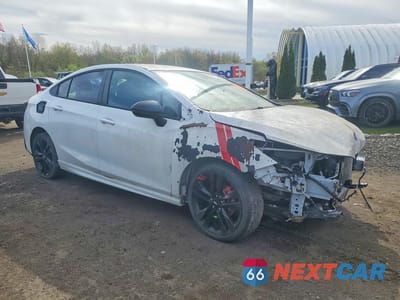 Czwarte zdjęcie samochodu z boku: 2018 CHEVROLET CRUZE LT VIN:1G1BE5SM0J7106036 - miniatura