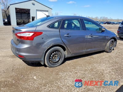 Trzecie zdjęcie samochodu z tyłu: 2012 FORD FOCUS SE VIN:1FAHP3F21CL181594 - miniatura