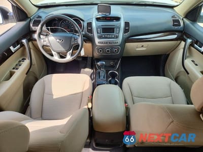 Zdjęcie 8 z 13 samochodu: 2015 KIA SORENTO LX VIN:5XYKTDA72FG607507 - miniatura