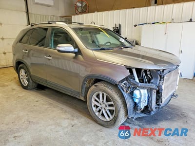Czwarte zdjęcie samochodu z boku: 2014 KIA SORENTO LX VIN:5XYKTCA6XEG530109 - miniatura