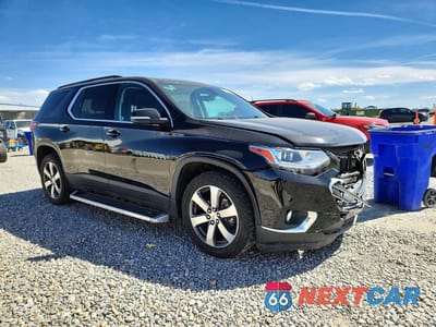 Czwarte zdjęcie samochodu z boku: 2021 CHEVROLET TRAVERSE LT VIN:1GNEVHKW0MJ153251 - miniatura