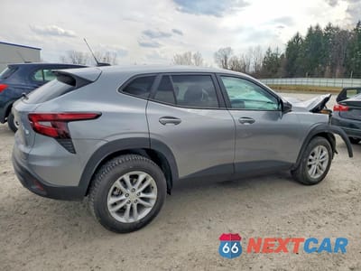 Trzecie zdjęcie samochodu z tyłu: 2025 CHEVROLET TRAX LS VIN:KL77LFEP3SC032289 - miniatura