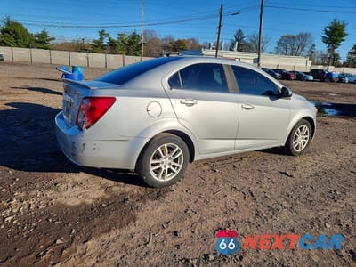 Trzecie zdjęcie samochodu z tyłu: 2015 CHEVROLET SONIC LT VIN:1G1JC5SH2F4149029 - miniatura