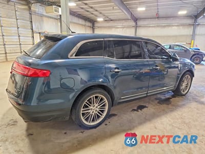 Trzecie zdjęcie samochodu z tyłu: 2016 LINCOLN MKT VIN:2LMHJ5AT0GBL02676 - miniatura