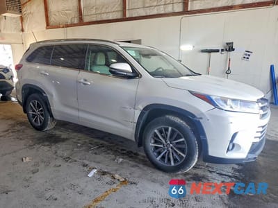 Czwarte zdjęcie samochodu z boku: 2018 TOYOTA HIGHLANDER XLE VIN:5TDJZRFH2JS541951 - miniatura