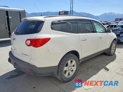 Trzecie zdjęcie samochodu z tyłu: 2011 CHEVROLET TRAVERSE LT VIN:1GNKVGED2BJ136844 - miniatura