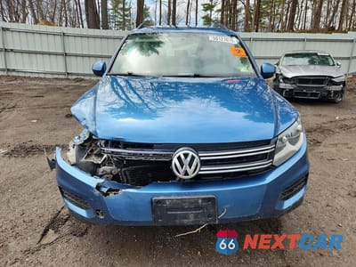 Piąte zdjęcie samochodu w środku: 2017 VOLKSWAGEN TIGUAN VIN:WVGBV7AX1HK048357 - miniatura