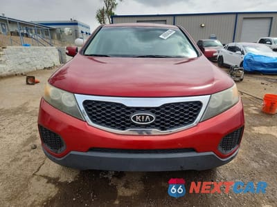 Piąte zdjęcie samochodu w środku: 2011 KIA SORENTO LX VIN:5XYKT3A17BG074506 - miniatura