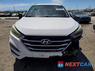 Piąte zdjęcie samochodu w środku: 2017 HYUNDAI TUCSON SE VIN:KM8J3CA41HU325478 - miniatura