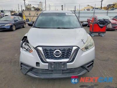 Piąte zdjęcie samochodu w środku: 2020 NISSAN KICKS S VIN:3N1CP5BV4LL509422 - miniatura