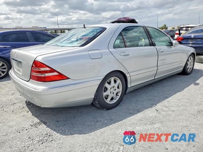 Trzecie zdjęcie samochodu z tyłu: 2000 MERCEDES-BENZ S 500 VIN:WDBNG75J8YA093477 - miniatura