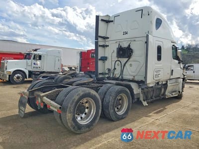 Czwarte zdjęcie samochodu z boku: 2018 FREIGHTLINER CASCADIA 126 SEMI TRUCK VIN:3AKJHHDR7JSJT5476 - miniatura