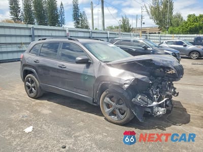 Czwarte zdjęcie samochodu z boku: 2021 JEEP CHEROKEE LATITUDE PLUS VIN:1C4PJLLB9MD208581 - miniatura
