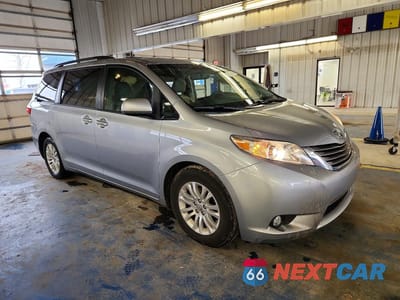 Czwarte zdjęcie samochodu z boku: 2015 TOYOTA SIENNA XLE 8-PASSENGER VIN:5TDYK3DC2FS571966 - miniatura