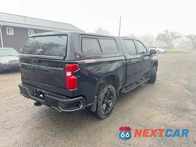 Czwarte zdjęcie samochodu z boku: 2021 CHEVROLET SILVERADO K1500 TRAIL BOSS CUSTOM VIN:1GCPYCEF6MZ393641 - miniatura