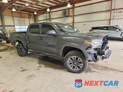 Czwarte zdjęcie samochodu z boku: 2020 TOYOTA TACOMA TRD SPORT VIN:3TMAZ5CN6LM138321 - miniatura