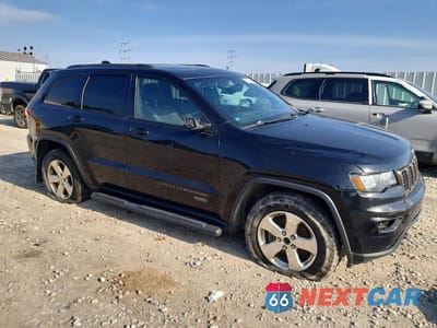 Czwarte zdjęcie samochodu z boku: 2017 JEEP GRAND CHEROKEE LAREDO VIN:1C4RJFAGXHC747179 - miniatura