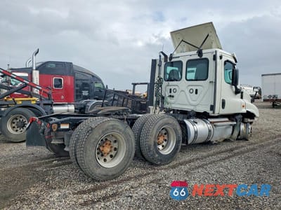 Czwarte zdjęcie samochodu z boku: 2019 FREIGHTLINER CASCADIA 125 SEMI TRUCK VIN:3AKJGEDV6KSKV1431 - miniatura
