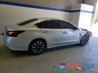 Trzecie zdjęcie samochodu z tyłu: 2018 NISSAN ALTIMA 2.5 SV VIN:1N4AL3AP7JC263004 - miniatura