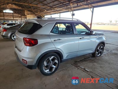 Trzecie zdjęcie samochodu z tyłu: 2021 HYUNDAI VENUE SEL VIN:KMHRC8A36MU071090 - miniatura