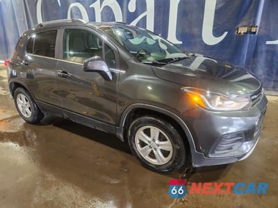 Czwarte zdjęcie samochodu z boku: 2020 CHEVROLET TRAX 1LT VIN:3GNCJLSBXLL252640 - miniatura