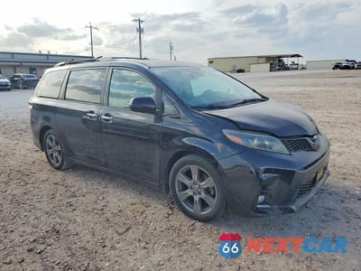Czwarte zdjęcie samochodu z boku: 2018 TOYOTA SIENNA SE 8-PASSENGER VIN:5TDXZ3DCXJS916130 - miniatura