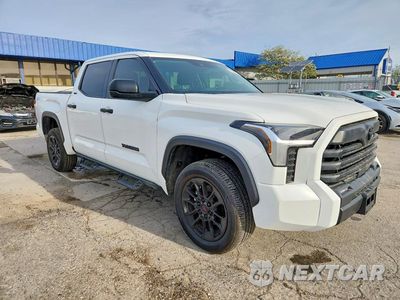 Czwarte zdjęcie samochodu z boku: 2023 TOYOTA TUNDRA SR5 VIN:5TFLA5DB8PX116504 - miniatura