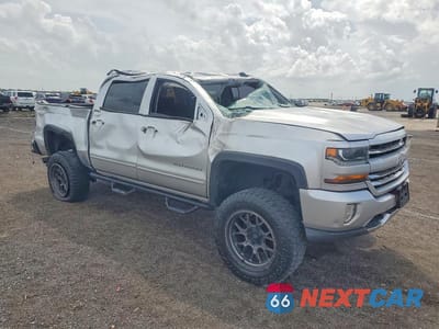 Czwarte zdjęcie samochodu z boku: 2017 CHEVROLET SILVERADO K1500 LT VIN:3GCUKREC5HG190775 - miniatura