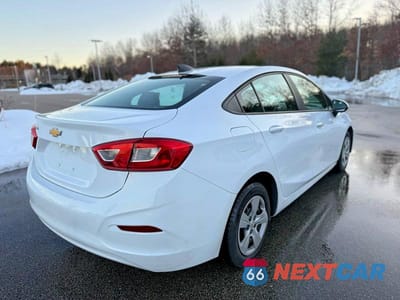 Czwarte zdjęcie samochodu z boku: 2019 CHEVROLET CRUZE LS VIN:1G1BC5SM6K7101351 - miniatura