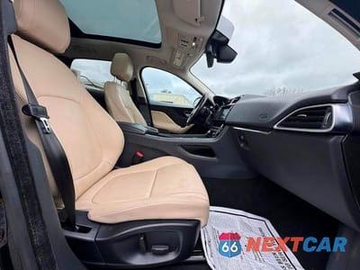 Piąte zdjęcie samochodu w środku: 2018 JAGUAR F-PACE PREMIUM VIN:SADCJ2GX3JA235968 - miniatura