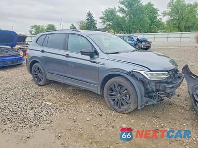 Czwarte zdjęcie samochodu z boku: 2022 VOLKSWAGEN TIGUAN SE R-LINE BLACK VIN:3VV8B7AX6NM033771 - miniatura