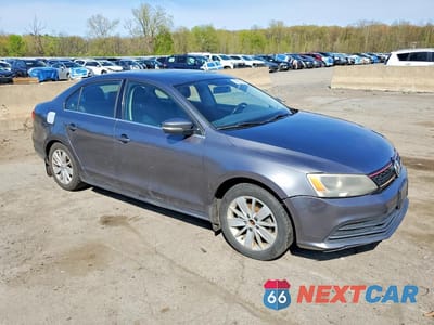 Czwarte zdjęcie samochodu z boku: 2015 VOLKSWAGEN JETTA SE VIN:3VWD17AJ9FM336120 - miniatura