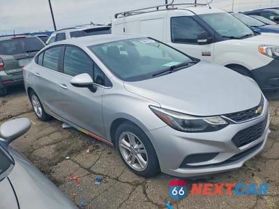 Czwarte zdjęcie samochodu z boku: 2017 CHEVROLET CRUZE LT VIN:1G1BE5SM7H7123426 - miniatura