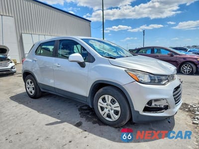 Czwarte zdjęcie samochodu z boku: 2019 CHEVROLET TRAX LS VIN:3GNCJKSB1KL176850 - miniatura