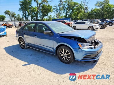 Czwarte zdjęcie samochodu z boku: 2016 VOLKSWAGEN JETTA SE VIN:3VWD67AJ0GM377481 - miniatura