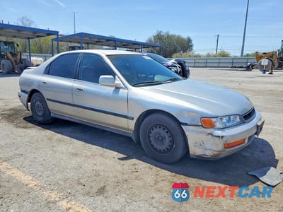 Czwarte zdjęcie samochodu z boku: 1997 HONDA ACCORD LX VIN:1HGCD5638VA275814 - miniatura