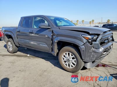 Czwarte zdjęcie samochodu z boku: 2025 TOYOTA TACOMA SR5 VIN:3TMKB5FN9SM035025 - miniatura