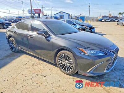 Czwarte zdjęcie samochodu z boku: 2022 LEXUS ES 300H BASE VIN:58ADA1C16NU026308 - miniatura