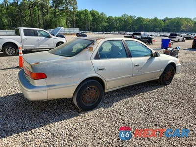 Trzecie zdjęcie samochodu z tyłu: 2000 TOYOTA CAMRY LE VIN:JT2BG22K8Y0474295 - miniatura