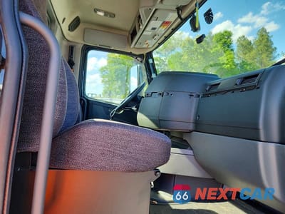 Piąte zdjęcie samochodu w środku: 2025 VOLVO VNL SEMI TRUCK VIN:4V4NC9EH2SN682731 - miniatura