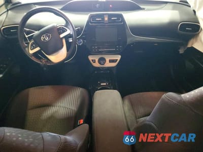 Zdjęcie 8 z 12 samochodu: 2017 TOYOTA PRIUS THREE VIN:JTDKARFU4H3542989 - miniatura
