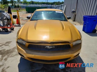 Piąte zdjęcie samochodu w środku: 2010 FORD MUSTANG VIN:1ZVBP8AN5A5104708 - miniatura